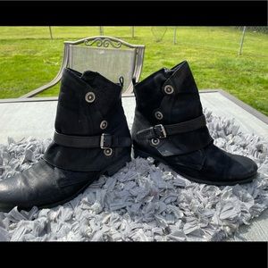 Mix Mooz New York black snap buckle boots with block heel.pre owned